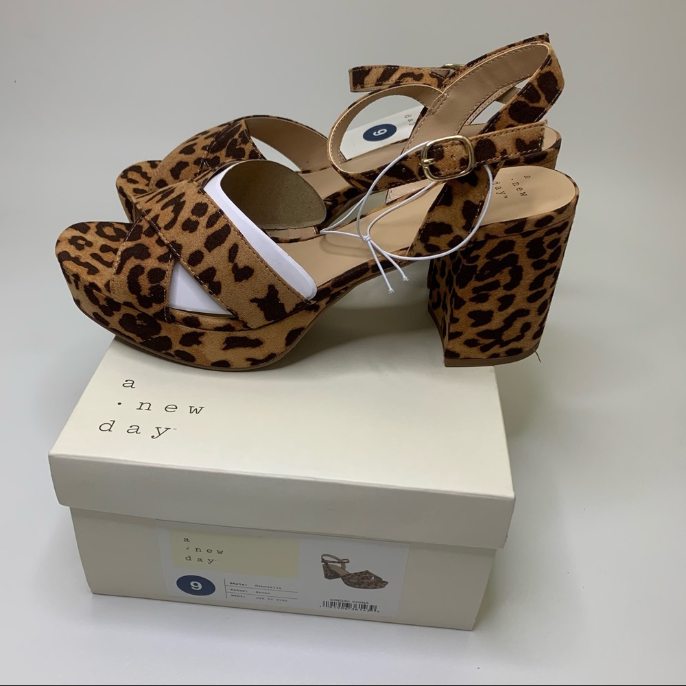 NWT Gabriella Leopard Mid Heel Platform Pumps